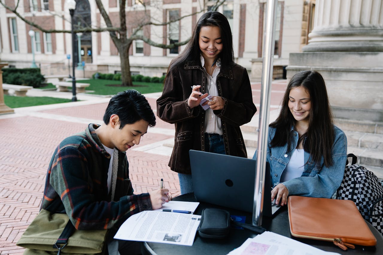 How to Stay Organized During College Applications